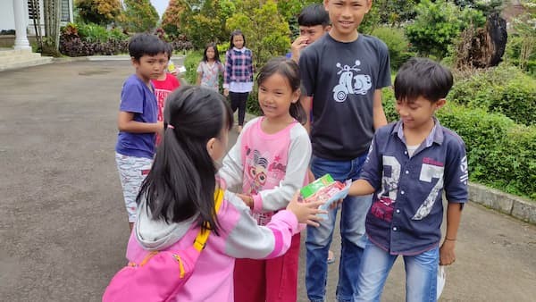 Ola Berbagi Makanan Dengan Anak - Anak di Kampung Cilember - Puncak